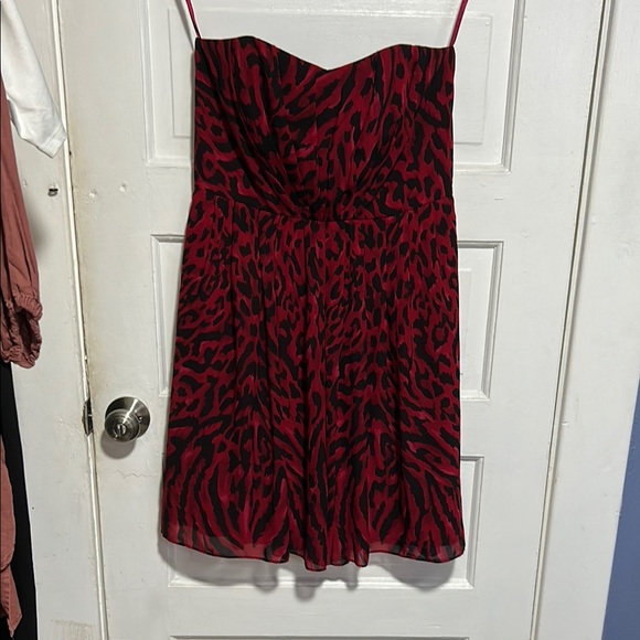 Elegant Red and Black Strapless Dress - Picture 1 of 8